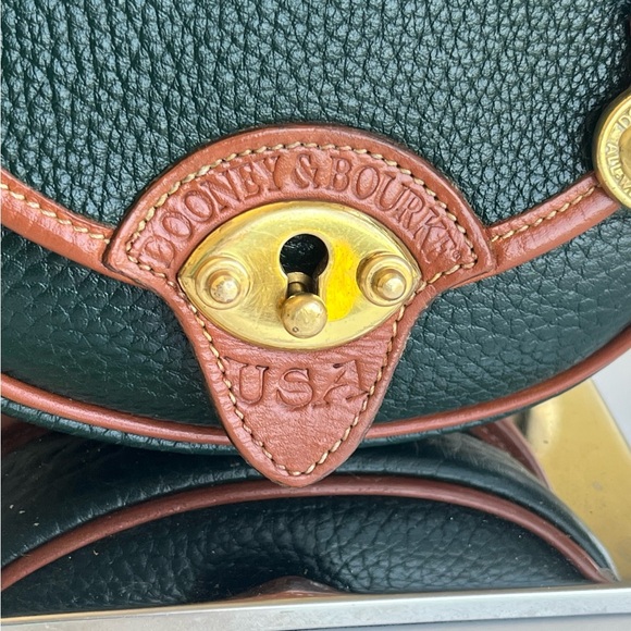 VINTAGE GREEN AND TAN DOONEY AND BOURKE BELT BAG CROSSBODY - Picture 5 of 16